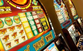 Layar deposit ustoto untuk AduQ, menampilkan pilihan DANA, OVO, GoPay, ShopeePay, LinkAja, dan QRIS