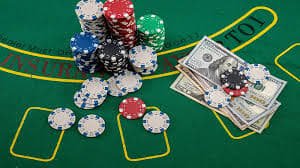 Antarmuka Speed Blackjack ustoto di layar ponsel, menampilkan tombol Hit, Stand, dan nilai kartu